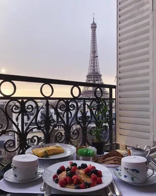 Завтрак в Париже стоковое изображение. изображение насчитывающей памятник -  100499541