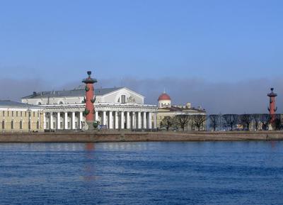 File:Ростральная колонна и здание Биржи в Санкт-Петербурге 2H1A3185WI.jpg -  Wikimedia Commons
