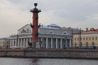 Здание Биржи на Стрелке Васильевского острова в Санкт-Петербурге | обои для  ноутбука 1280х800