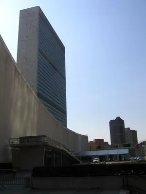 В Нью-Йорке женщина пыталась въехать на закрытую территорию штаб-квартиры  ООН - KP.RU