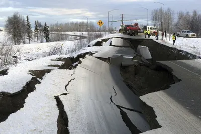 Фото и видео мощнейшего землетрясения на Аляске: На дорогах образовались  огромные провалы, повреждены дома - KP.RU