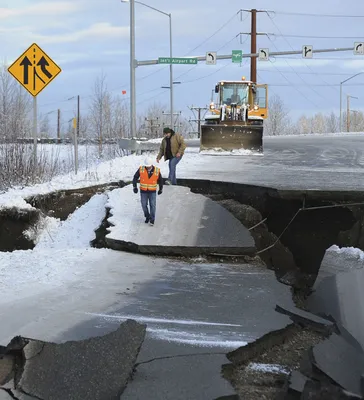 Дороги ушли под землю: последствия землетрясения на Аляске | Факты ICTV