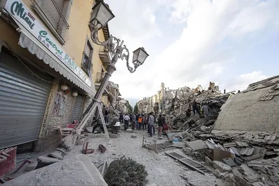 Десятки людей стали жертвами разрушительного землетрясения в Италии -  Российская газета