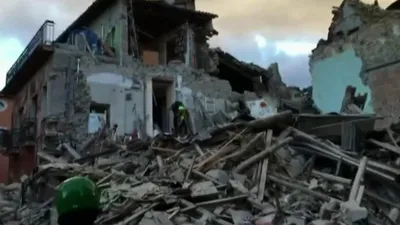 Мощное землетрясение в Италии: десятки погибших и разрушенные дома - BBC  News Русская служба