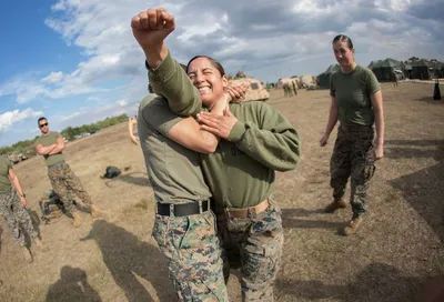 Женщины, обучающиеся в корпусе морской пехоты США - Национальные архивы США  и DVIDS Поиск в мировом общественном достоянии