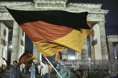 Жители Берлина празднуют объединение Германии | РИА Новости Медиабанк