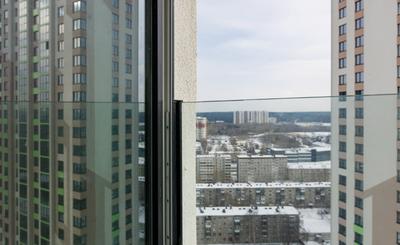 В Екатеринбурге у многоэтажки ветром выдуло окна. Произошло это накануне в  ЖК «Эверест». Стекла упали с 1.. | ВКонтакте