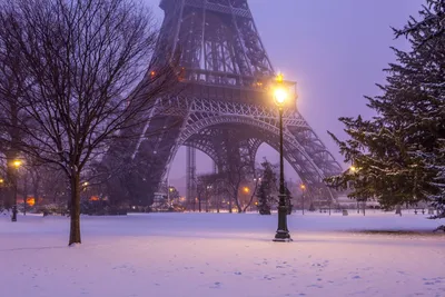 Париж в снегу зимой в столице Франции Эйфелевой башни в Париже. Стоковое  Фото - изображение насчитывающей строя, париж: 209529118