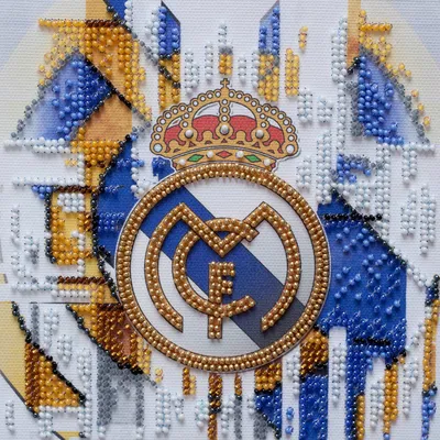 Крупный план размахивания флагом с ФК \"Реал Мадрид\" логотип футбольного  клуба – Стоковое редакционное фото © alexeynovikov #139637226