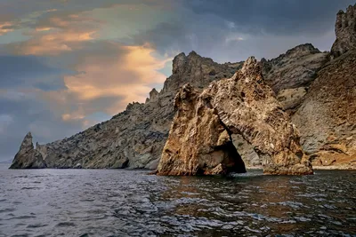 Бирюзовое море у скал Золотые ворота и Лев на Карадаге. | Крымский  Туристический Навигатор