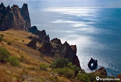 Скала «Золотые ворота», Крым. Экскурсии, история, фото, видео, где  находится, как добраться, отели рядом — Туристер.Ру