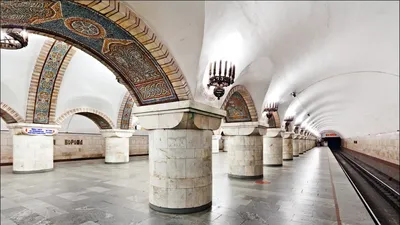 Flyua - \"Золотые ворота\" - один из символов Киева, были построены в первой  половине XI века. Современный вид они приобрели после реконструкции в 1982  году Ворота венчала церковь Благовещенья. Возможно из-за поблёскивания