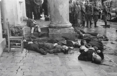 Немецкие военнослужащие возле тел убитых жителей Тарнополя — военное фото