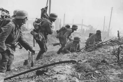 Немецкие воинские боеприпасы немецкого солдата на Второй Мировой Войне  Стоковое Фото - изображение насчитывающей шинель, аминов: 84338104