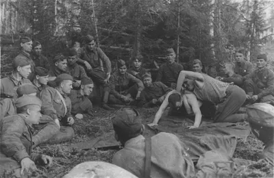 Советские солдаты изучают приемы борьбы