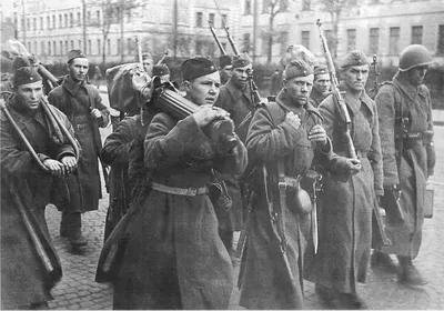 Люди одетые как русские советские солдаты пехоты Красной Армии Второй  Мировой Войны Редакционное Фото - изображение насчитывающей реконструкция,  люди: 98166146